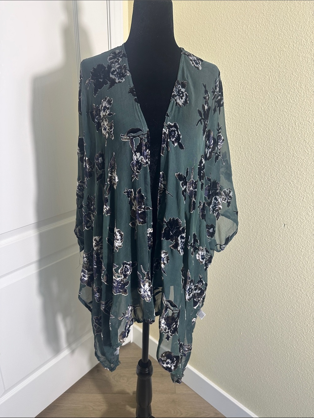 Woven Heart green sheer floral velvet kimono, shawl, wrap. Small / medium
